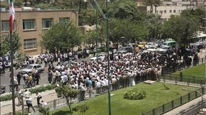إيران.. تجمع 2000من المتقاعدين مقابل برلمان النظام