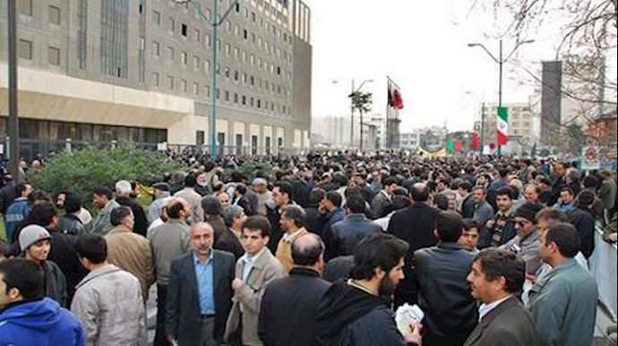 إيران..تجمع احتجاجي لـ 3 آلاف من العمال مقابل برلمان النظام