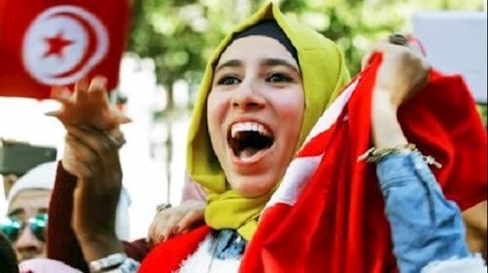 ذکری الياسمين.. آلاف التونسيين يخرجون في مسيرات وسط العاصمة إحياءً لثورتهم التي اندلعت قبل 6 سنوات