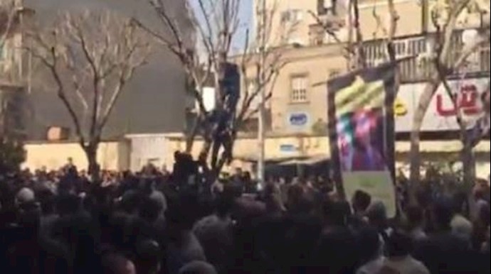 إقتحام راکبي الدراجات من مليشيات الباسيج مواطنين غاضبين + فيديو