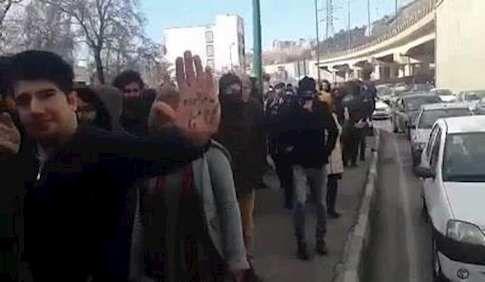 تجمع المئات مقابل سجن ايفين دعما للسجين السياسي آرش صادقي – 2 يناير 2017