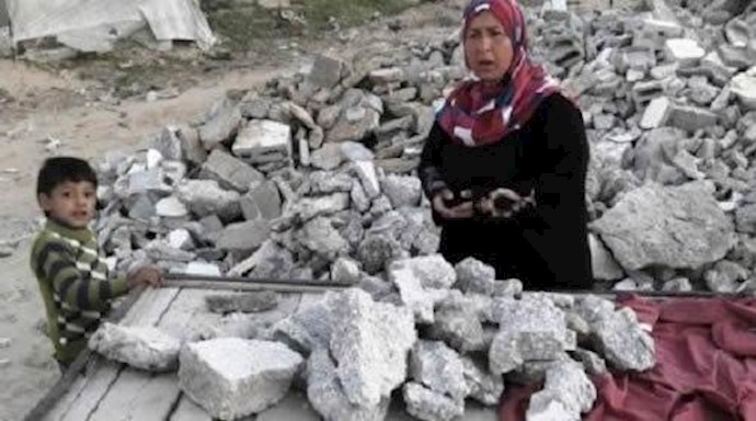 غزِّيون يبيعون رکامَ المنازل المدمَّرة.. هکذا يحمل الأطفال والنساء الحجارة علی أکتافهم لإطعام أُسرهم