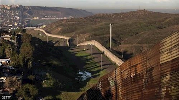 ترامب يوقع قرار سور المکسيک