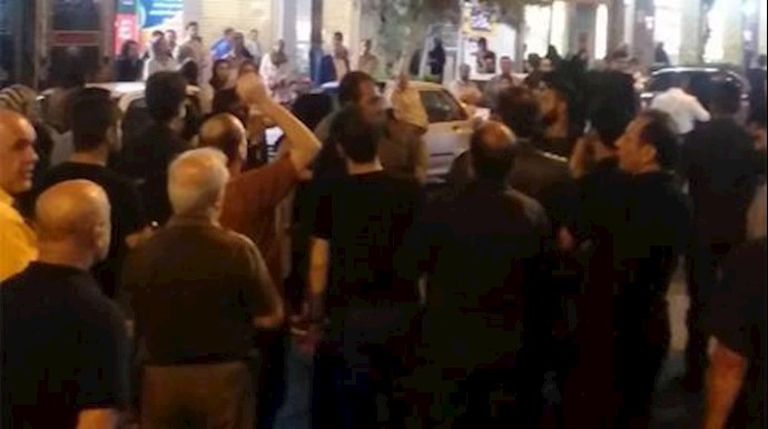 مواطنون غاضبون منهوبة أموالهم بمدينة الأهواز يرددون شعار«الموت لخامنئي»