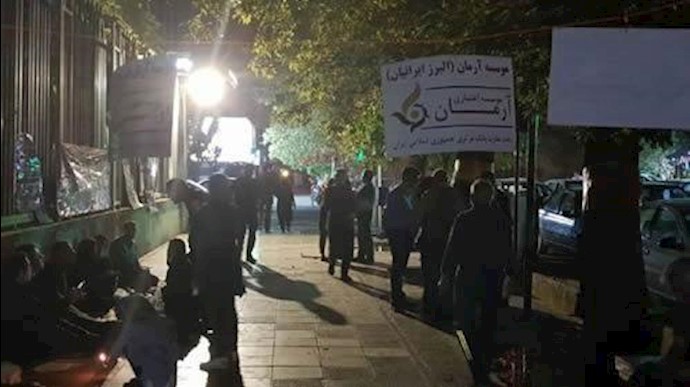 تجمع احتجاجي لمن نهبت أموالهم في العاصمة طهران ومدن اراک وملاير وهمدان و دزفول وخرم آباد+ فيديو