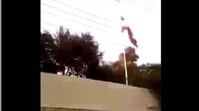 اهالي اربيل ينزلون العلم النظام الايراني من قنصليته في اربيل+فيديو