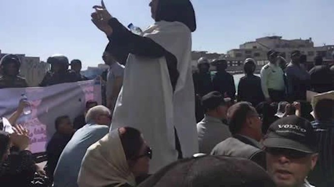 مواطنون لمن نهبت أموالهم من قبل مؤسسة «بديده» مرتدي الأکفان في طهران ومشهد: أصبحت إيران کربلاء مع کل هذه الإختلاسات