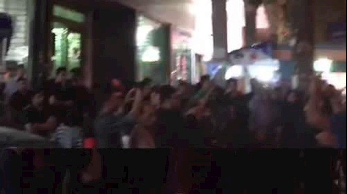 تجمع احتجاجي لمن نهبت أموالهم من قبل مؤسسة «وحدت» بمدينة الاهواز في مراسيم عزاء الغرباء+فيديو