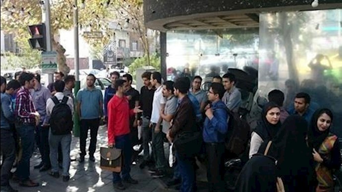 تجمع مواطنين منهوبة أموالهم من قبل ممثلية شرکة ايران خودرو مقابل وزارة الصناعة