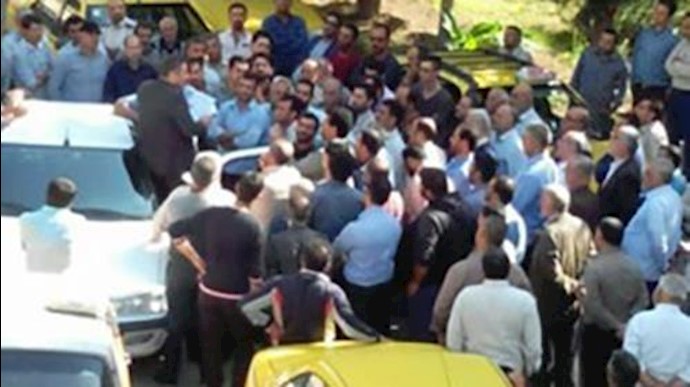 تجمع احتجاجي لسائقي التکسي في مدينة بهشهر