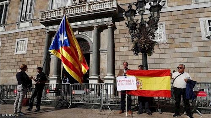 رئيس کتالونيا المقال ووزارؤه يغادرون الإقليم