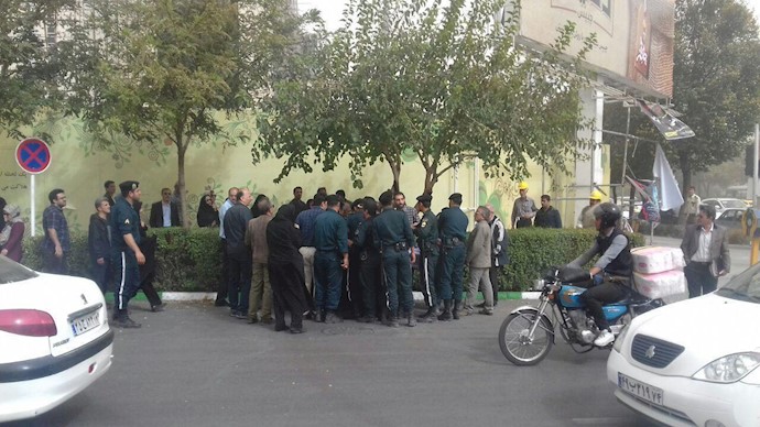 تجمع احتجاجي لمن نهبت أموالهم من قبل مؤسسة «افضل توس» في مدينة کرمانشاه + صور
