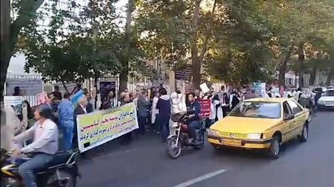 تجمع احتجاجي لمن نهبت أموالهم في العاصمة طهران: نقاتل ..نموت..لا نقبل الذل+فيديو