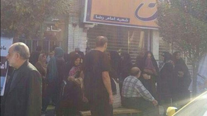 تجمع مواطنين ممن نهبت أموالهم بمدينة کرمان + فيديو وصور