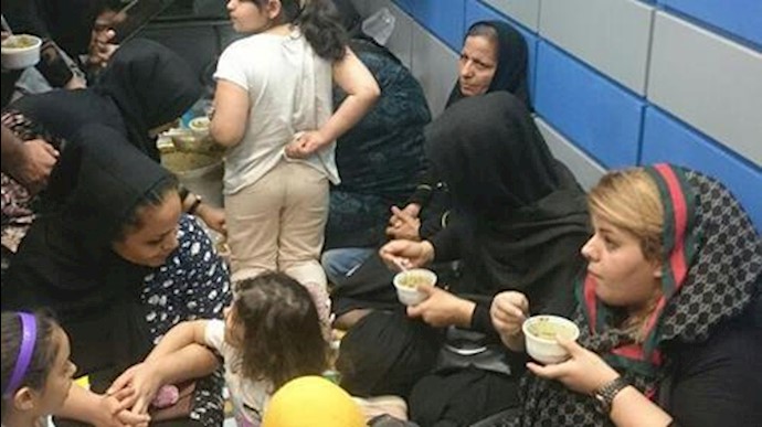 تجمع احتجاجي لمواطنين منهوبه أموالهم في الأهواز: أقتل أقتل من قتل أخي