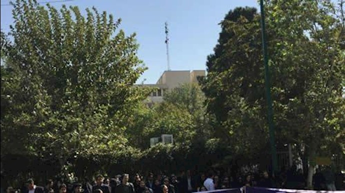 تجمع احتجاجي للقوی العاملة ضمن المقاولة المطرودين من قبل بنک صادرات مقابل مجلس الشوری الاسلامي للنظام