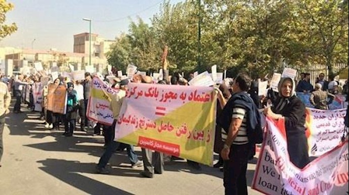 قوات الأمن الإيراني تقمع محتجين منهوبة أموالهم أمام مبنی البرلمان