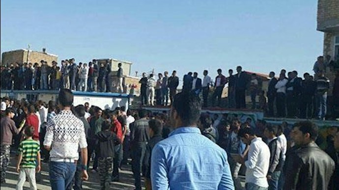 احتجاج شباب غاضبين ومحتجين في مدينة اروميه