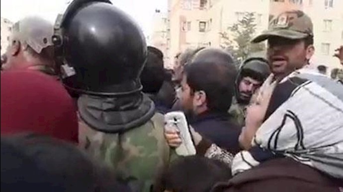 احتجاج المواطنين المنکوبين بالزلزال علی الحرسي« علي لاريجاني» +فيديو