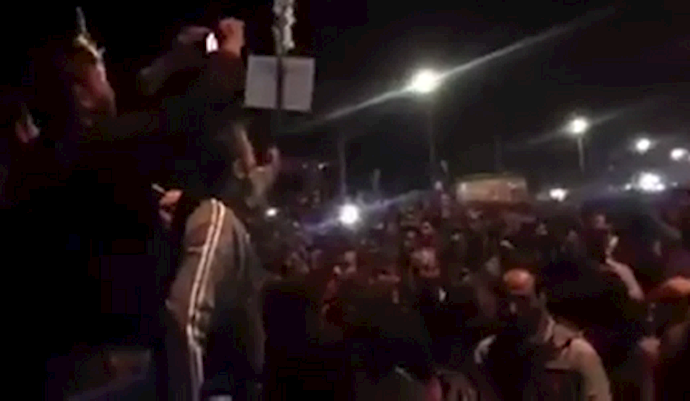 تظاهرات أهالي مدينة سنندج المنکوبين احتجاجا علی لامبالاة النظام الإيراني في الإهتمام بهم