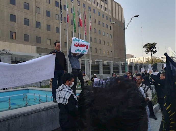 تجمع احتجاجي لمن نهبت أموالهم من قبل مؤسسة «آرمان وحدت» أمام شوری نظام الملالي + فيديو