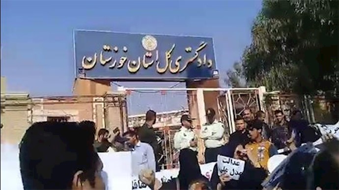 تظاهرات المواطنين ممن نهبت أموالهم أمام مبنی العدلية بمدينة الأهواز
