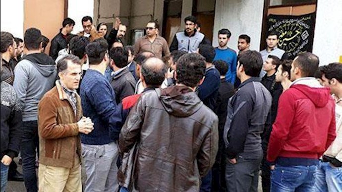 تجمع احتجاجي لعمال ايران بوبلين بمدينة رشت أمام بوابة المعمل