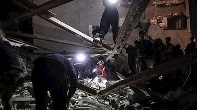 شبکة بي بي سي العالمية: الناجون من الزلزال في ايران يقضون الليلة الثانية دون مأوی