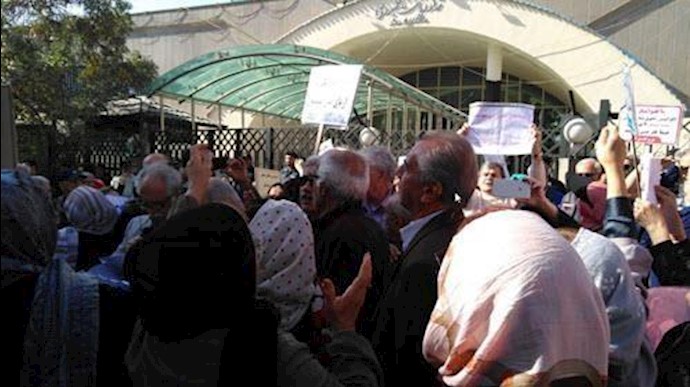 تجمع احتجاجي للمتقاعدين أمام مکتب الملا روحاني