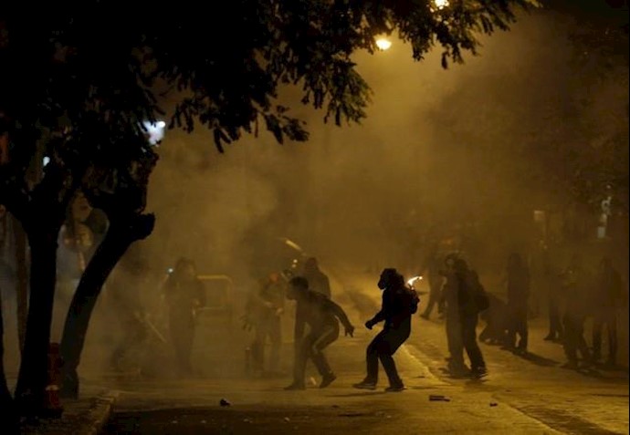 اشتباکات عنيفة باليونان في ذکری انتفاضة الطلاب+صور