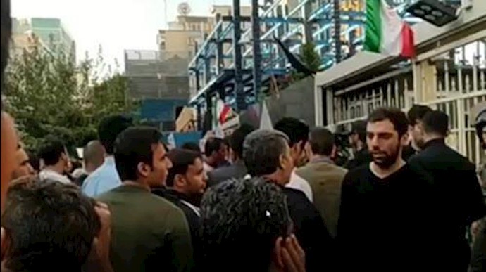 تجمعات احتجاجية لمن نهبت أموالهم