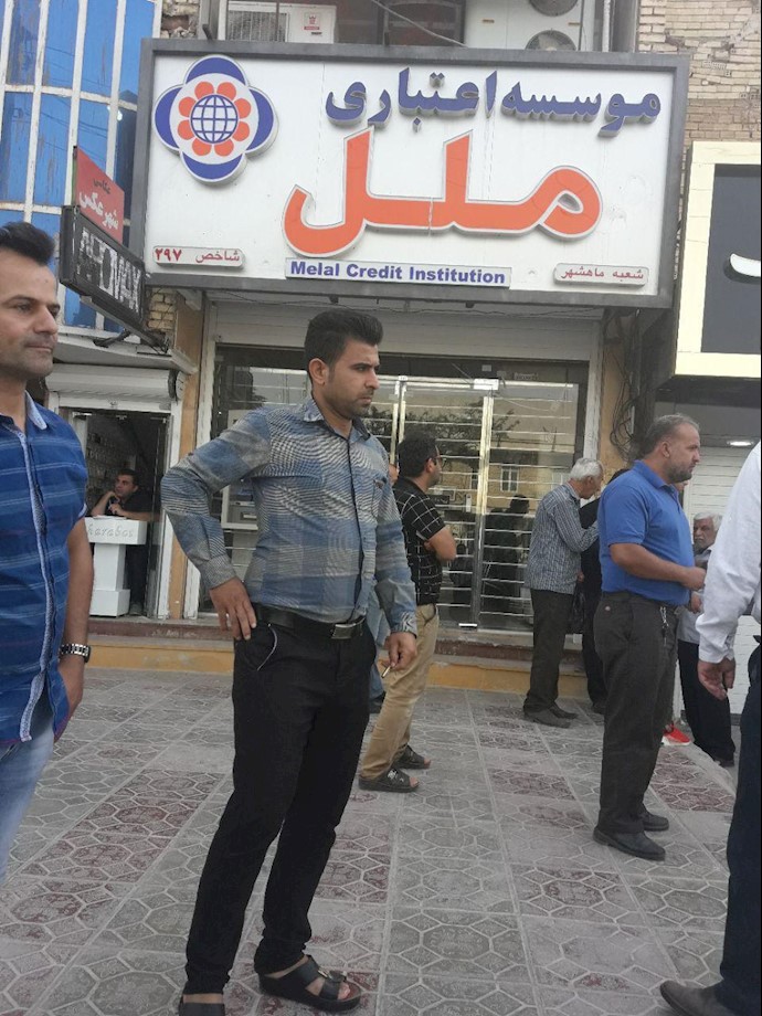 تجمعات واشتباکات بين مواطنين منهوبة الأموال والمؤسسات المالية في مدن کجساران و ورامين وماهشهر+ صور