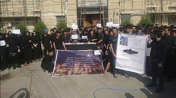 حرکة إحتجاجية لطلاب جامعة عبادان لصناعة النفط