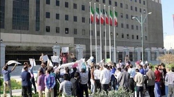 تجمع احتجاجي لمن نهبت أموالهم من أهالي محافظة خوزستان أمام شوری نظام الملالي