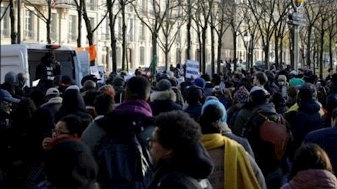 تظاهرات في فرنسا احتجاجا علی ممارسة العبودية بحق مهاجرين في ليبيا