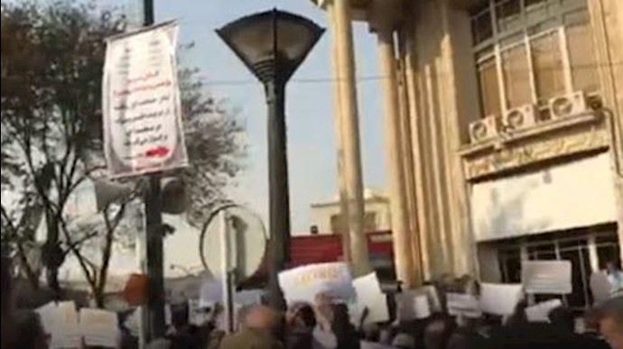 4 آلاف من الإيرانيين المنهوبة أموالهم يتظاهرون في طهران+فيديو