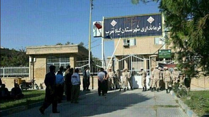 تجمع المواطنين المنکوبين بالزلزال في مدينة جيلانغرب احتجاجا علی نقص في الخيام والإمکانيات