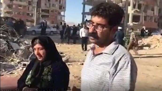 احتجاج المواطنين المنکوبين بالزلزال