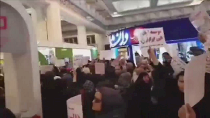 محتجون إيرانيون: اخجل يا خامنئي واترک الحکم+فيديو