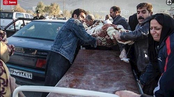 نيويورک تايمز: الايرانيون المنکوبون بالزلزال، يبحثون في المباني المنهارة عن ذويهم