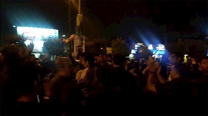 احتجاج المواطنين المنهوبة أموالهم في الأهواز+ فيديو
