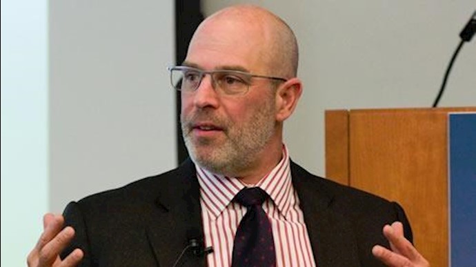 سياسي أمريکي: ايران يحکمها نظام في حالة حرب مع شعبها