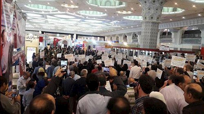 تجمع احتجاجي للمواطنين المنهوبة أموالهم في طهران + فيديو وصور