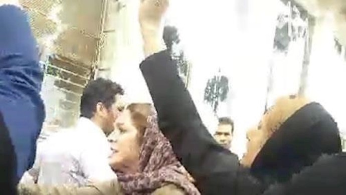 احتجاج مواطنين ممن نهبت أموالهم في منطقة نارمک بالعاصمة طهران + فيديو