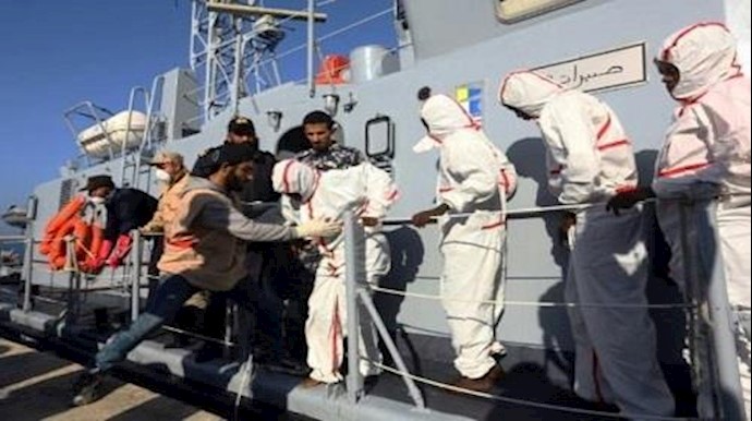 مهاجرون افارقة لدی وصولهم الی قاعدة طرابلس البحرية