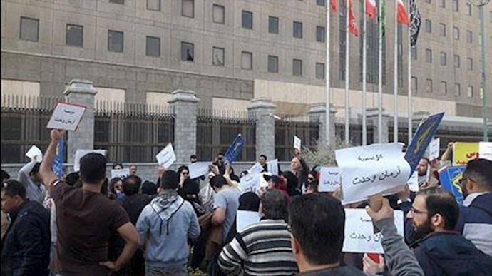 احتجاج لمن نهبت أموالهم أمام شوری النظام + فيديو وصورة