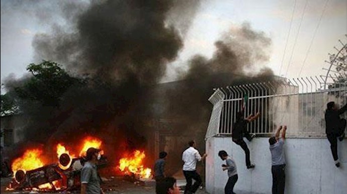 هجوم محتجين علی مقر الباسيج لبلدية العاصمة طهران