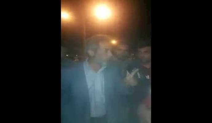 المواطنون الإيرانيون المنکوبون بالزلزال يطالبون بإسقاط النظام