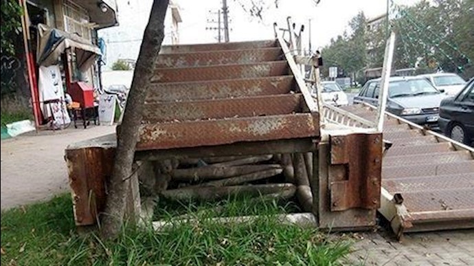 جسور المشاة في ايران في الأرصفة وليست علی الشوارع