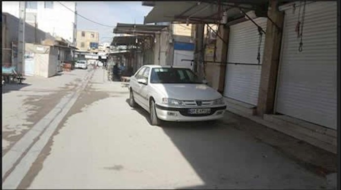 إضراب أصحاب محلات تجارية بمدينة غناوه عن العمل لليوم الثامن علی التوالي للاحتجاج علی مشروع بشأن شراء المواد المستوردة عن طريق الزوارق